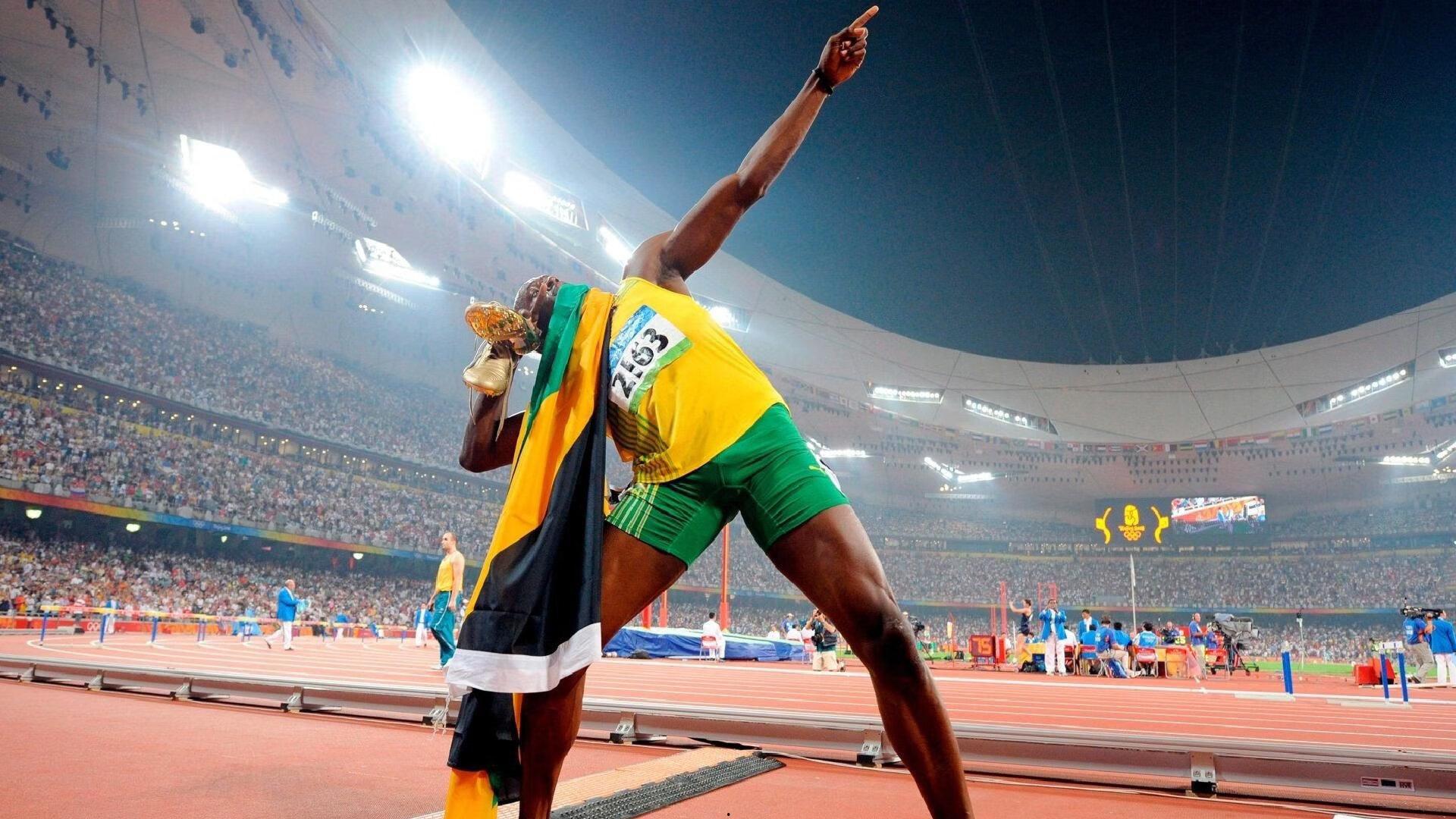 文班亚马自曝少年奇事，14岁身高已能触篮筐顶，天赋异禀引球迷惊叹